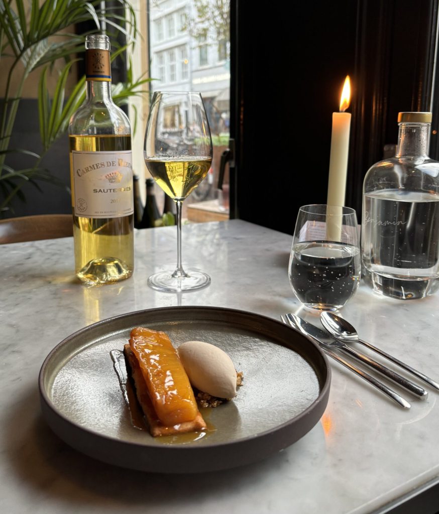 The iconic Pineapple dessert x 2017 Carmes de Rieussec.