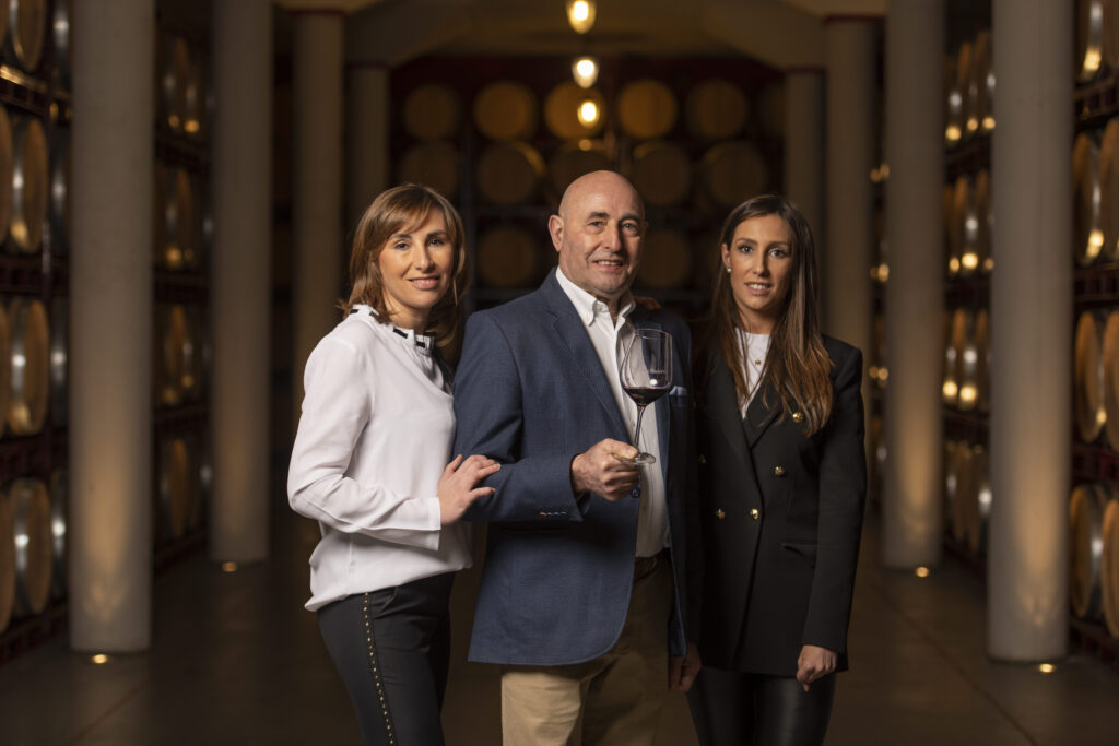 Carmelo runs the winery together with his two daughters Beatriz and Maria.