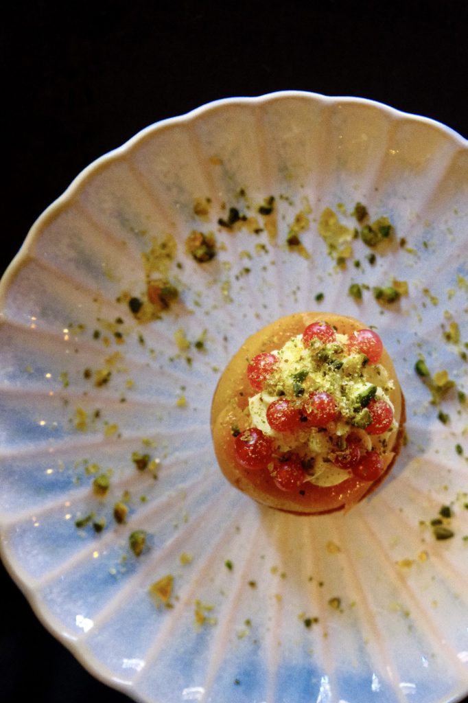 Quinta da Pedra Alta Witte Port (White Port) × Peach Slipper with White Chocolate, Pistachio, and Red Currants.