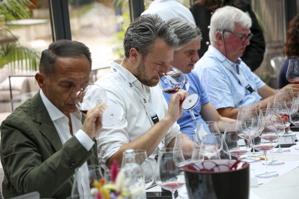 The blind tasting of Barolo del Comune Serralunga d’Alba 2022: wines arranged by terroir rather than producer, guided by MWs and Masnaghetti.