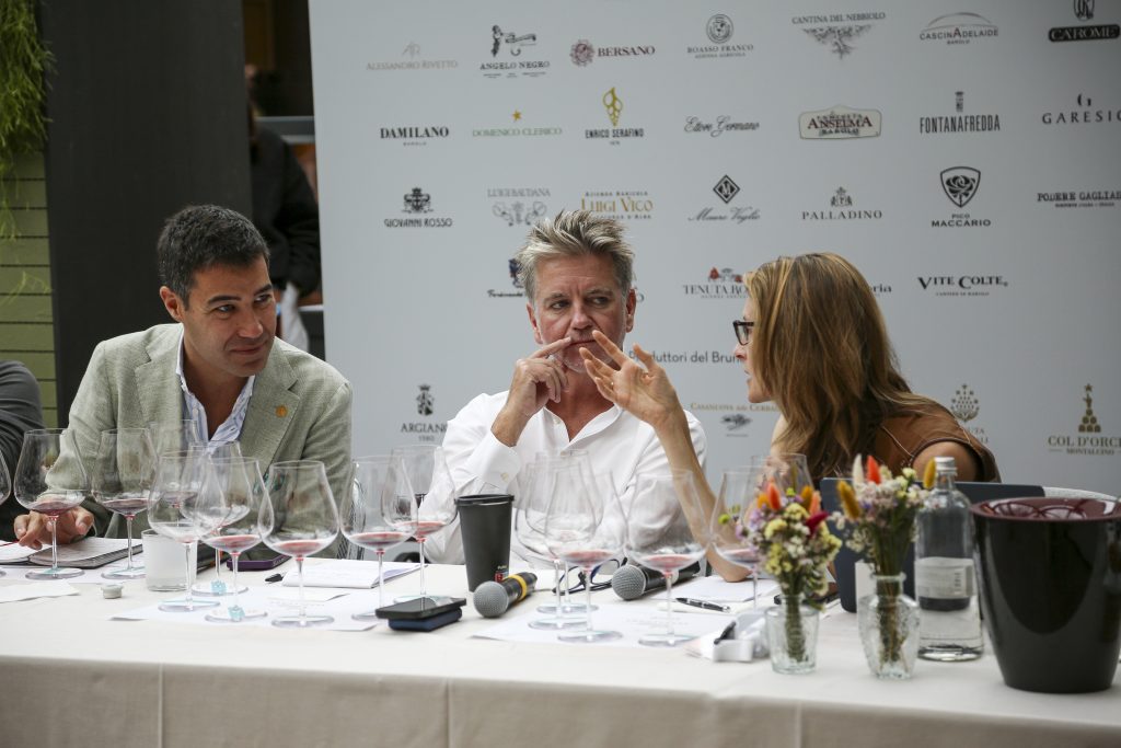 Gabriele Gorelli MW, Justin Knock MW and Michaela Morris exchange observations following the blind tasting — a discussion that shaped the collective perspective on Serralunga d’Alba 2022.