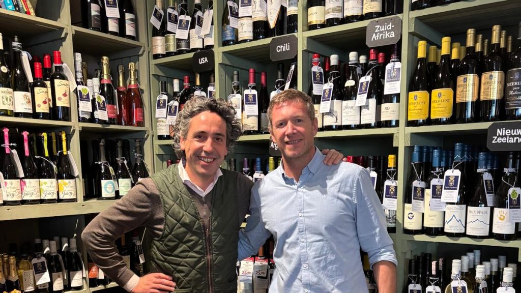 Peer van Iersel, owner of De Vughtse Wijnkoperij, and Jorge Cabeza, head winemaker at Bodegas Salentein, share a moment prior to the tasting - where Dutch hospitality met Argentine precision.