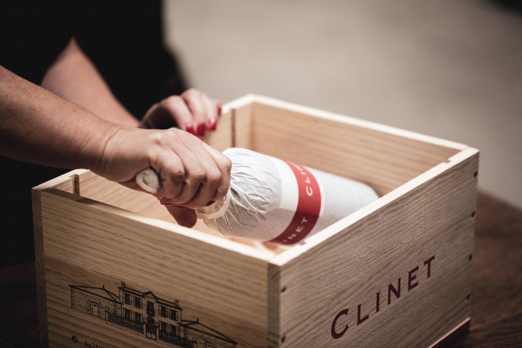 Design and Elegance, Clinet's characteristic red liner.